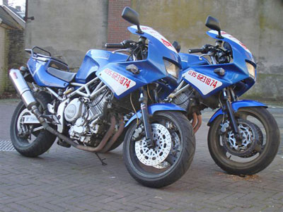 De volgmotoren van motorrijschool MotoJon, twee stuks Yamaha TRX 850