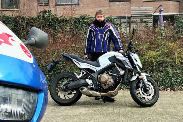 Joël uit Hilversum is geslaagd bij MotoJon Motorrijschool