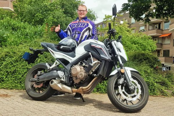 Gijs uit Hilversum is geslaagd bij MotoJon Motorrijschool