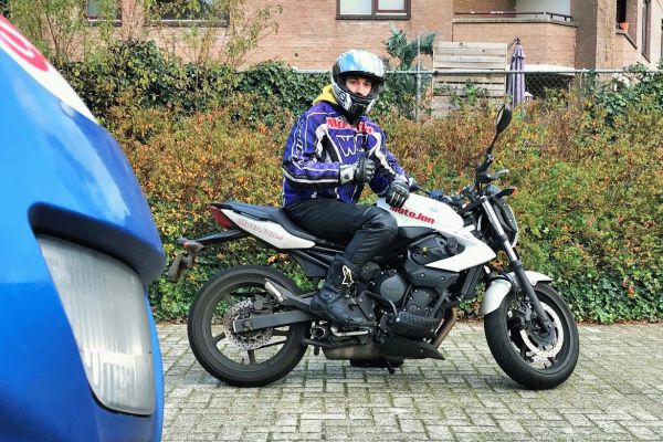 Bryan uit Baarn is geslaagd bij MotoJon Motorrijschool