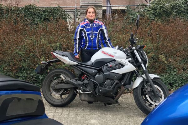 Sterre uit Hilversum is geslaagd bij MotoJon Motorrijschool