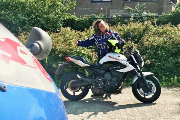Nezia uit Hilversum is geslaagd bij MotoJon Motorrijschool