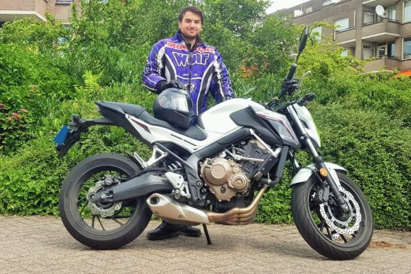 Boris uit Maartensdijk is geslaagd bij MotoJon Motorrijschool