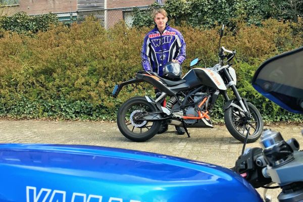 Tycho uit Huizen is geslaagd bij MotoJon Motorrijschool