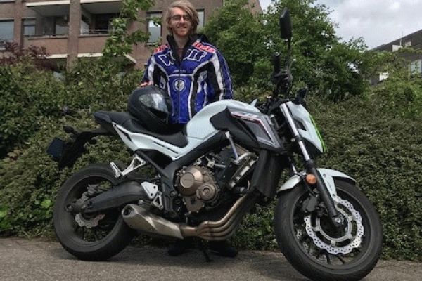 Gerke uit Hilversum is geslaagd bij MotoJon Motorrijschool