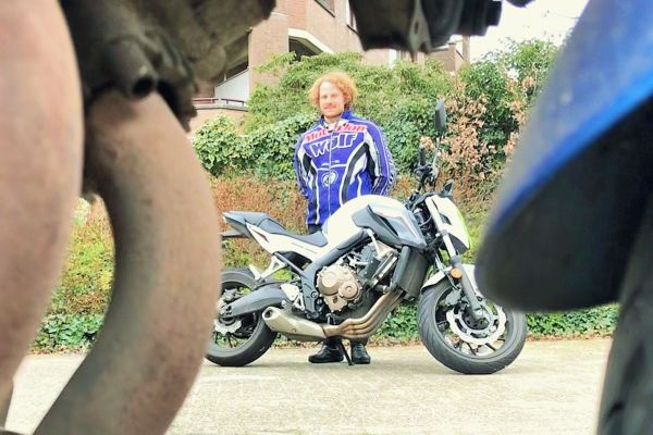 Floris uit Hilversum is geslaagd bij MotoJon Motorrijschool
