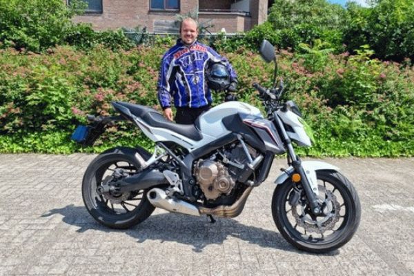 Justin uit Huizen is geslaagd bij MotoJon Motorrijschool