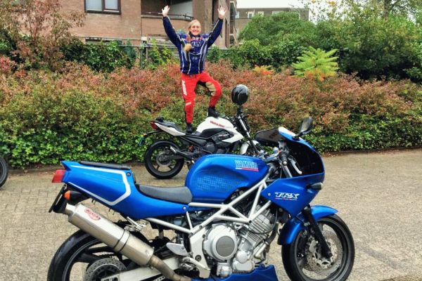 Celisa uit Huizen is geslaagd bij MotoJon Motorrijschool