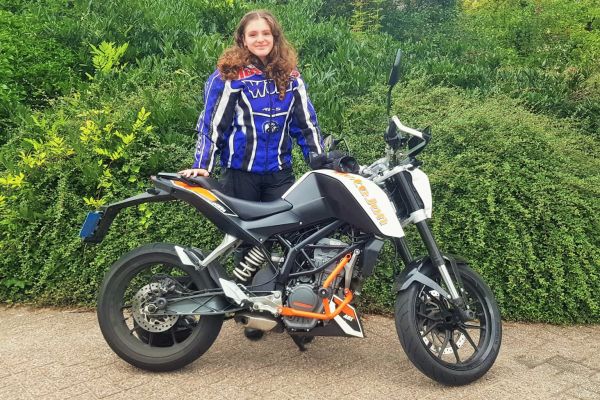 Julia uit Hilversum is geslaagd bij MotoJon Motorrijschool