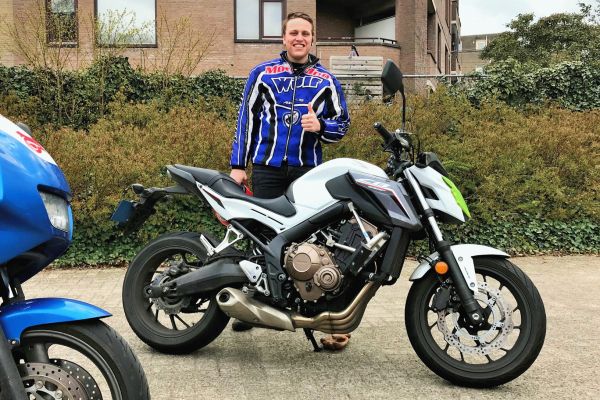 Sam uit Amsterdam is geslaagd bij MotoJon Motorrijschool