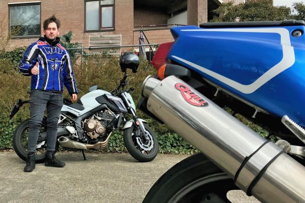 Vijay uit Loosdrecht is geslaagd bij MotoJon Motorrijschool