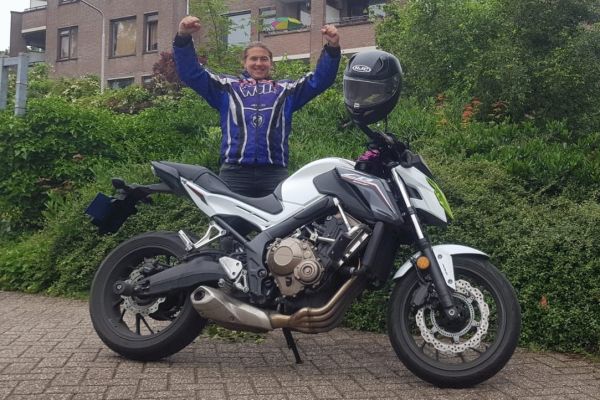 Sybren uit Amsterdam is geslaagd bij MotoJon Motorrijschool