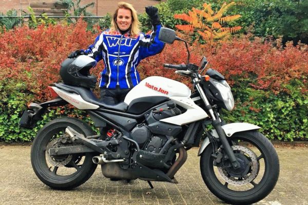 Wendy uit Hilversum is geslaagd bij MotoJon Motorrijschool