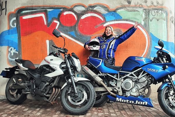 Desiree uit Hilversum is geslaagd bij MotoJon Motorrijschool