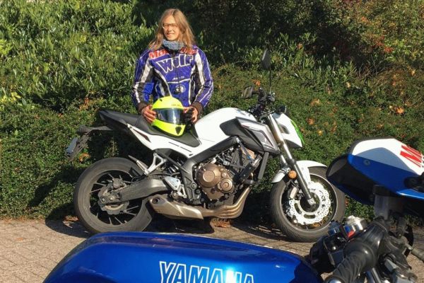Lianne uit Hilversum is geslaagd bij MotoJon Motorrijschool