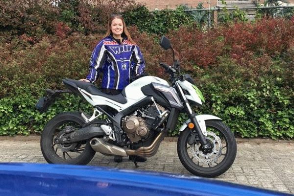 Amy uit Hilversum is geslaagd bij MotoJon Motorrijschool