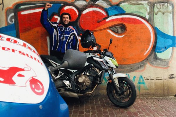 Selman uit Hilversum is geslaagd bij MotoJon Motorrijschool