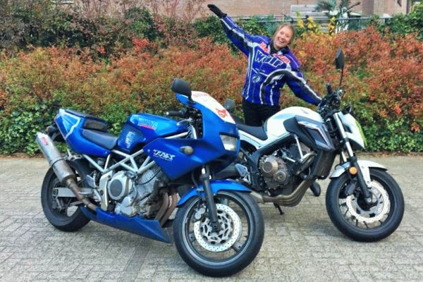 Tessa uit Hilversum is geslaagd bij MotoJon Motorrijschool