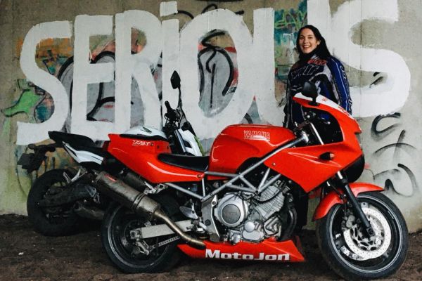 Astrid uit Hilversum is geslaagd bij MotoJon Motorrijschool