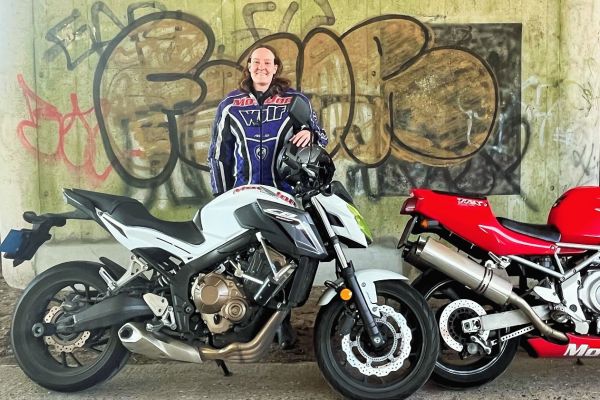 Sofie uit Hilversumse Meent is geslaagd bij MotoJon Motorrijschool
