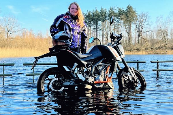 Joyce uit Hollandse Rading is geslaagd bij MotoJon Motorrijschool