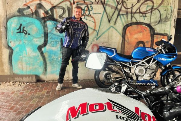 Basthijn uit Laren is geslaagd bij MotoJon Motorrijschool