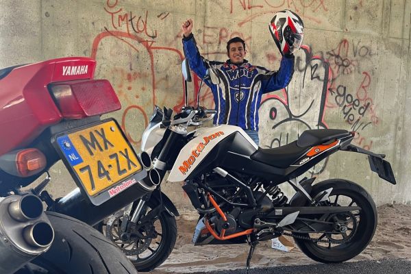 Younes uit Huizen is geslaagd bij MotoJon Motorrijschool
