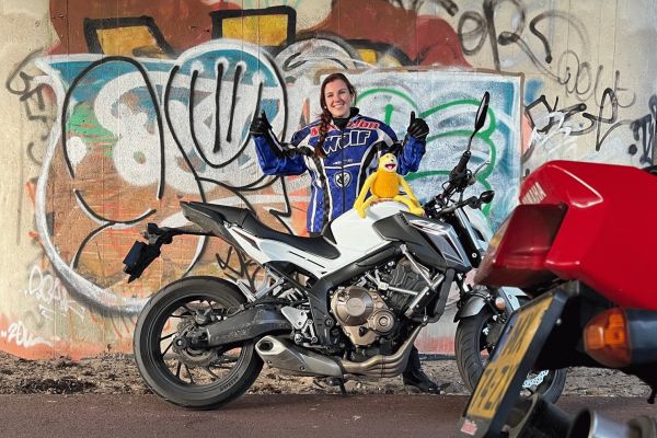 Claudia uit Hilversum is geslaagd bij MotoJon Motorrijschool