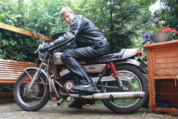 Mitchel uit Hilversum is geslaagd bij MotoJon Motorrijschool