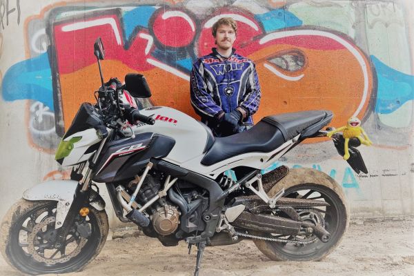 Mylan uit Soest is geslaagd bij MotoJon Motorrijschool