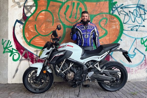 Selman uit Hilversum is geslaagd bij MotoJon Motorrijschool