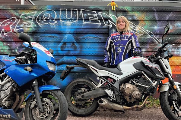 Rachel uit Huizen is geslaagd bij MotoJon Motorrijschool