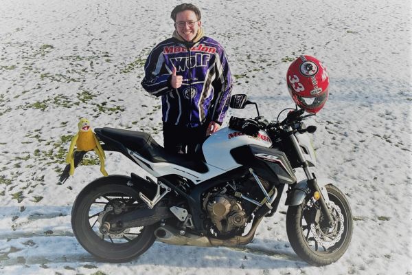 Michael uit Naarden is geslaagd bij MotoJon Motorrijschool