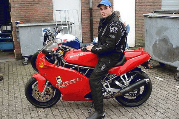 Mark uit Hilversum is geslaagd bij MotoJon Motorrijschool