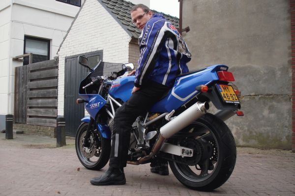 Bart uit Weesp is geslaagd bij MotoJon Motorrijschool
