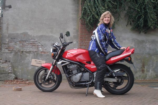 Annemieke uit Bussum is geslaagd bij MotoJon Motorrijschool