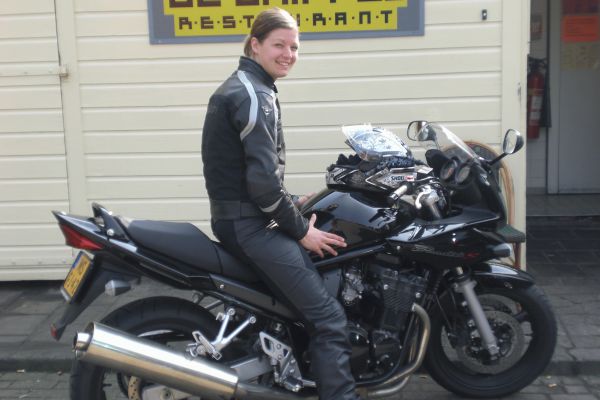 Susan uit Hilversum is geslaagd bij MotoJon Motorrijschool
