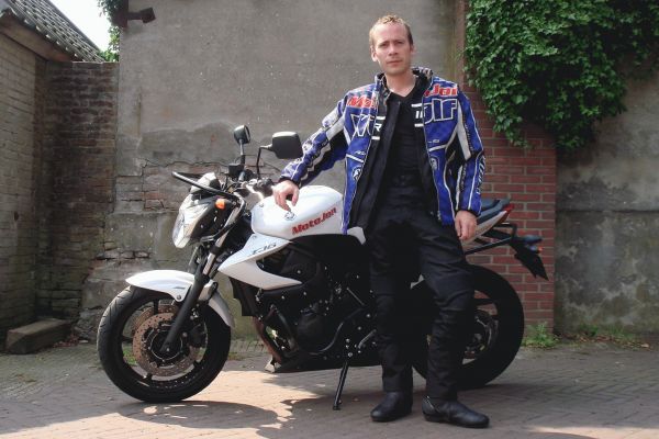 Geoffrey uit Huizen is geslaagd bij MotoJon Motorrijschool