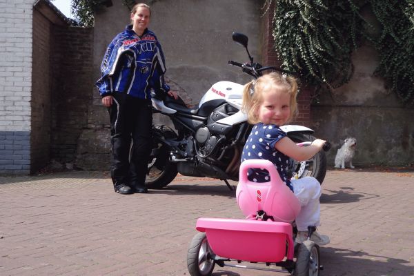 Kiki uit Hilversum is geslaagd bij MotoJon Motorrijschool