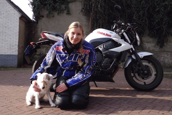 Wendy uit Zuidlaren is geslaagd bij MotoJon Motorrijschool