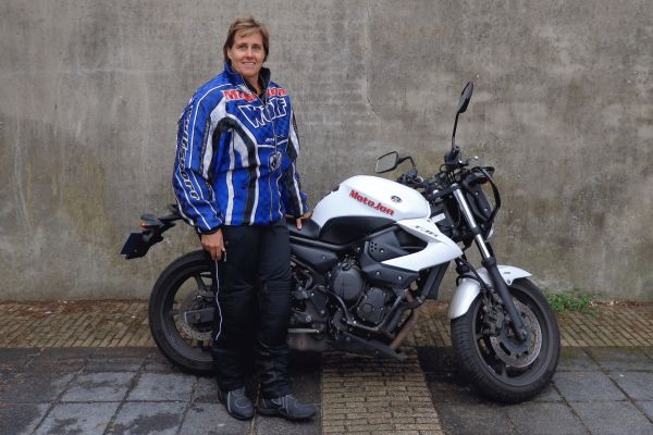Marieke uit 's-Graveland is geslaagd bij MotoJon Motorrijschool