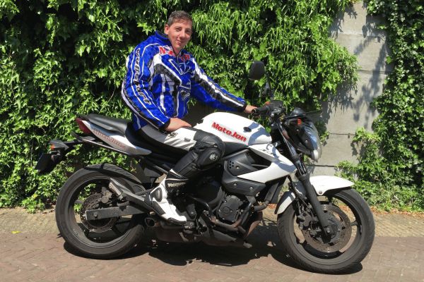 Andres uit Nederhorst den Berg is geslaagd bij MotoJon Motorrijschool