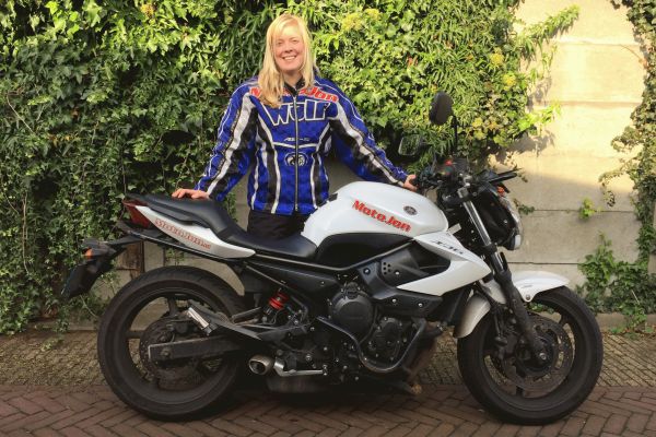 Sarah uit Amsterdam is geslaagd bij MotoJon Motorrijschool