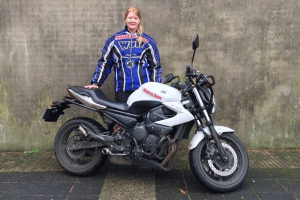 Saskia uit Baarn is geslaagd bij MotoJon Motorrijschool