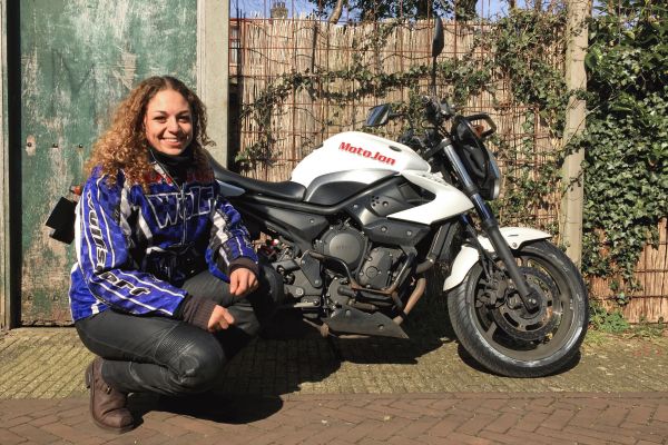 Kaneesha uit Amsterdam is geslaagd bij MotoJon Motorrijschool
