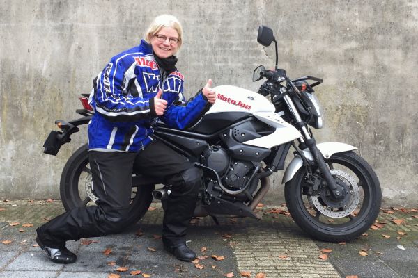 Constance uit Bussum is geslaagd bij MotoJon Motorrijschool