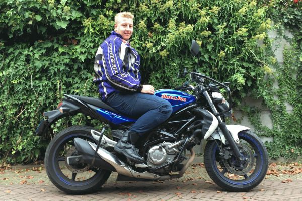 Frankie uit Hilversum is geslaagd bij MotoJon Motorrijschool