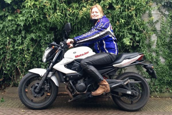 Linsey uit Ankeveen is geslaagd bij MotoJon Motorrijschool
