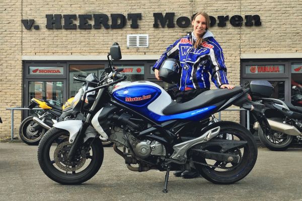 Gigi uit Baarn is geslaagd bij MotoJon Motorrijschool