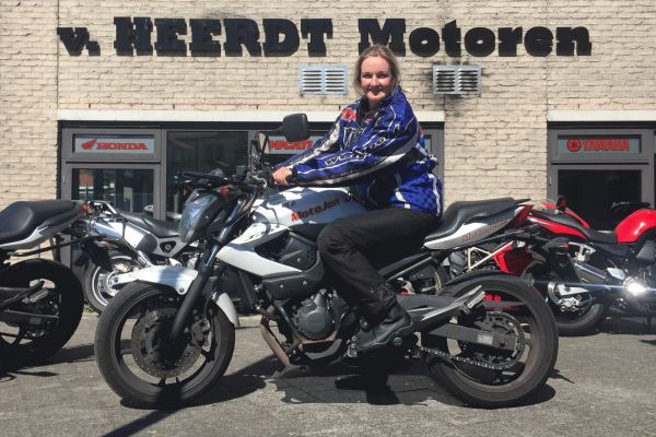 Sabine uit Hilversum is geslaagd bij MotoJon Motorrijschool